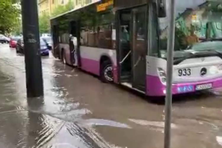 Strada Horea, inundată la ruperea de nori de luni. Stația de autobuz a fost inundată - VIDEO