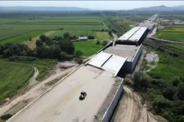 DEZASTRU pe autostrada Sebeș-Turda. Pod montat STRÂMB și doar 3 utilaje care lucrează?- FOTO