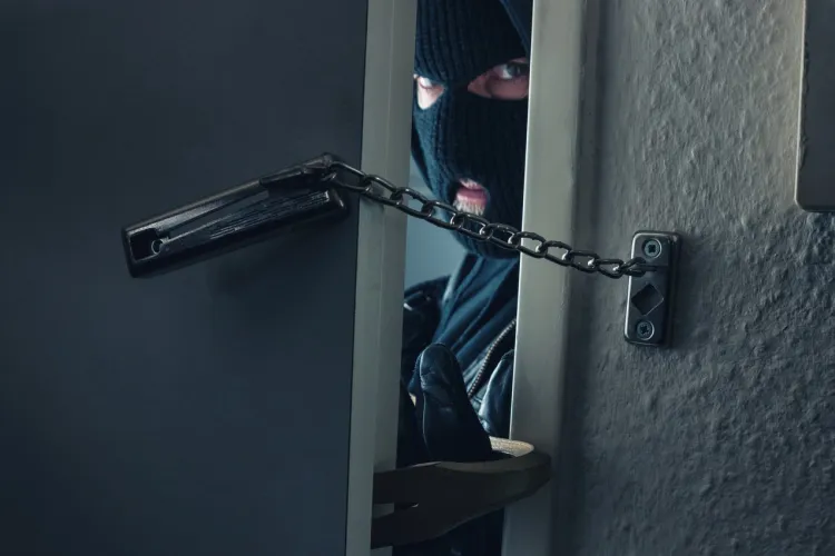 Au fost prinși, dintr-o neatenție. După ce au dat o spargere, unul dintre hoți și-a uitat telefonul la locul faptei