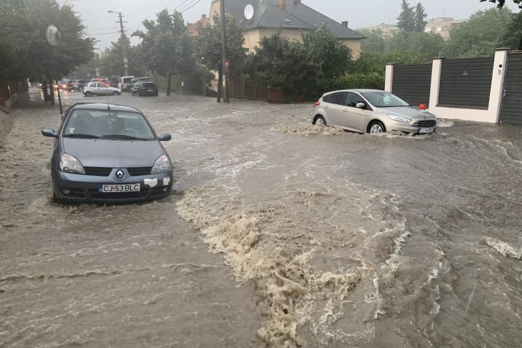 Potop în Andrei Mureșanu, pe strada Brașov. Apa a măturat grădinile și drumul a fost blocat - VIDEO EXCLUSIV