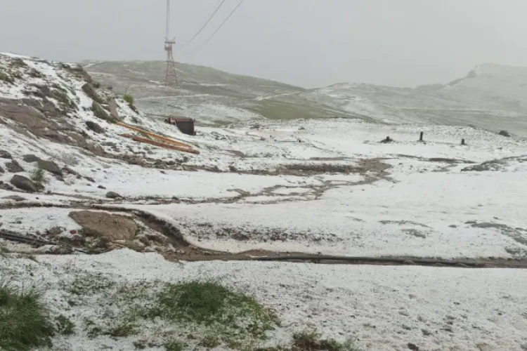 Rupere de nori pe Platoul Bucegi. Gheața a acoperit muntele ca iarna - FOTO