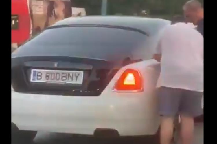 Un Rolls-Royce a rămas fără benzină în Mamaia! Un bărbat i-a venit în ajutor cu un bidon - VIDEO   
