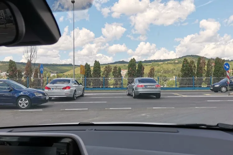 S-au crezut șmecheri, la ieșire de la Brico Depot, Florești. Ce au pățit acești șoferi, care au crezut că obligatoriu dreapta nu e și pentru ei - VIDEO