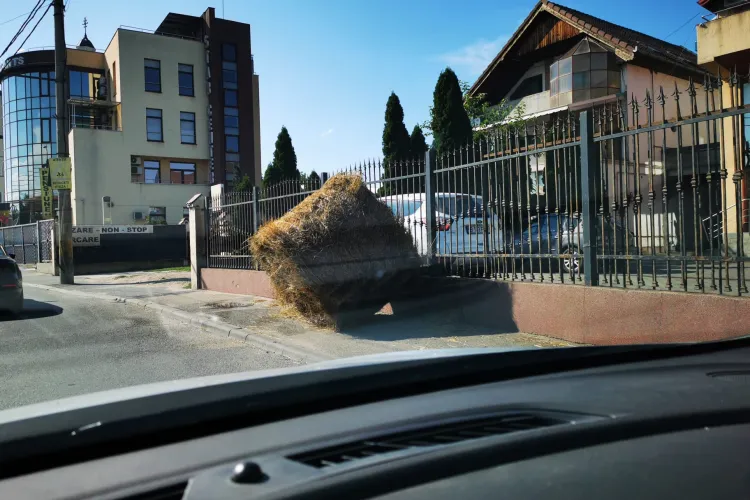 Balot de paie căzut în Someșeni, de pe o remorcă - FOTO