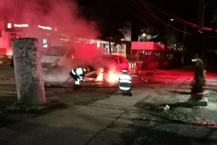 VIDEO EXCLUSIV - Mașină incendiată în Beclean, în stil mafiot! Incendiatorul a eșuat acum 14 zile, dar acum a revenit