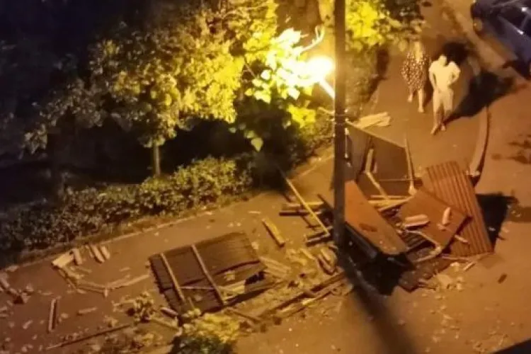 Bărbat rănit grav după ce acoperișul blocului a fost luat de vânt și a lovit un copac ce a căzut peste el - FOTO