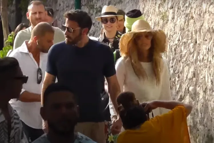 Andreea Marin, în spatele faimoasei Jennifer Lopez, în vacanța din insula Capri - VIDEO