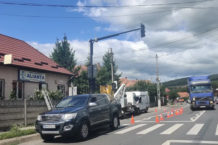 Cu cinci ani întârziere, în Baciu se montează semafoare pe Drumul Național - FOTO