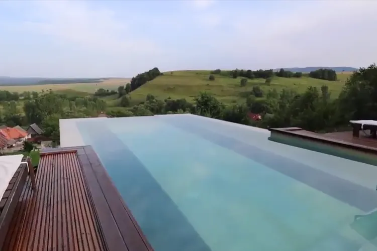 Piscină ca în Bali, la Mărgău - Apuseni. VIEW demențial, care seamănă cu cele din destinațiile exotice la doi pași de Cluj - FOTO