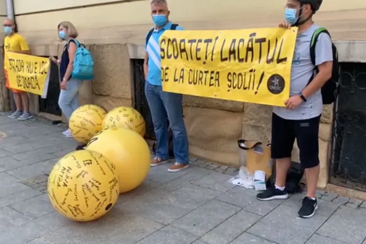 Protest în fața Primăriei Cluj-Napoca: Deschideți curțile școlilor pentru copii - VIDEO   