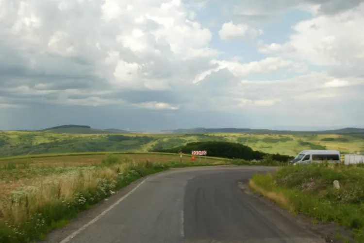 Accident rutier lângă Apahida!  O mașină s-a răsturnat într-un șanț. 4 persoane au ajuns la spital