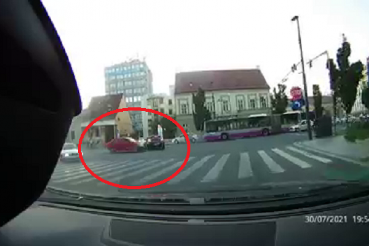 Un șofer ”rătăcit” a lovit o mașină lângă Primăria Cluj-Napoca. Voia să meargă pe banda de autobuz - VIDEO cameră de bord