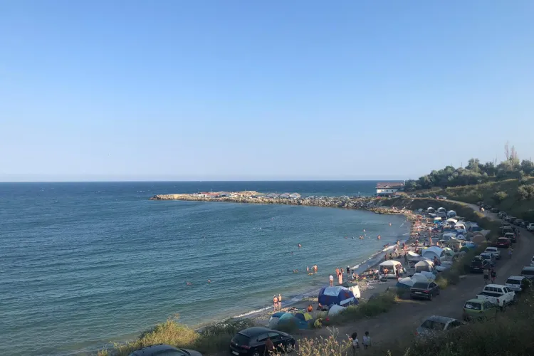 Un turist din Cluj spune că la 2 Mai, pe Litoral, viața e ieftină. Plaja de nudiști este încă plină - FOTO