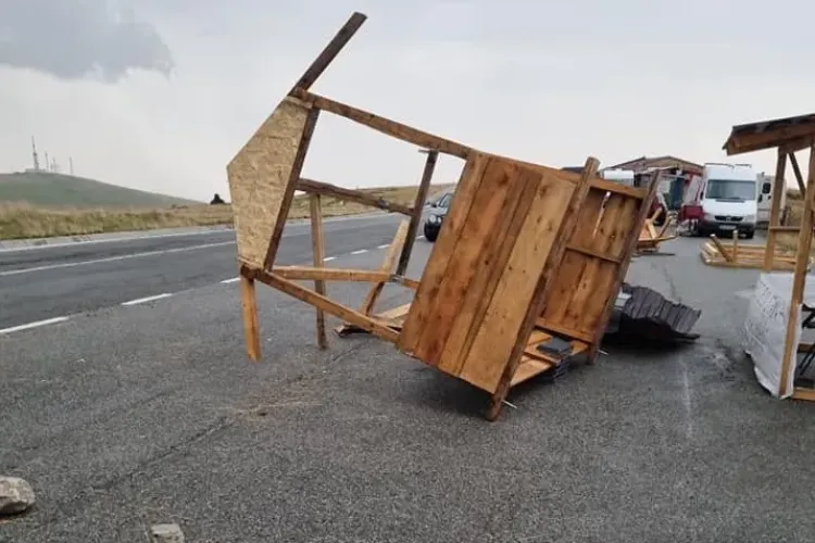 Cod roșu pe Transalpina. Furtuna a distrus chioșcurile și a aruncat frigiderele de răcoritoare pe șosea - FOTO