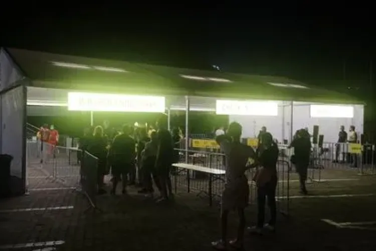 Pe Cetățuie miroase a iarbă la greu, la festival. După trei zile de amenzi la Bonțida, jandarmii nu mai sunt de văzut - VIDEO