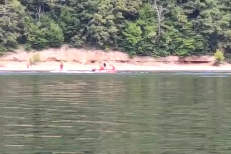 Dialog halucinant între un echipaj de control și un surfer motorizat pe Tarnița: - Mă sugaciule de pe board... / - Mă pi..dă, dar voi… - VIDEO