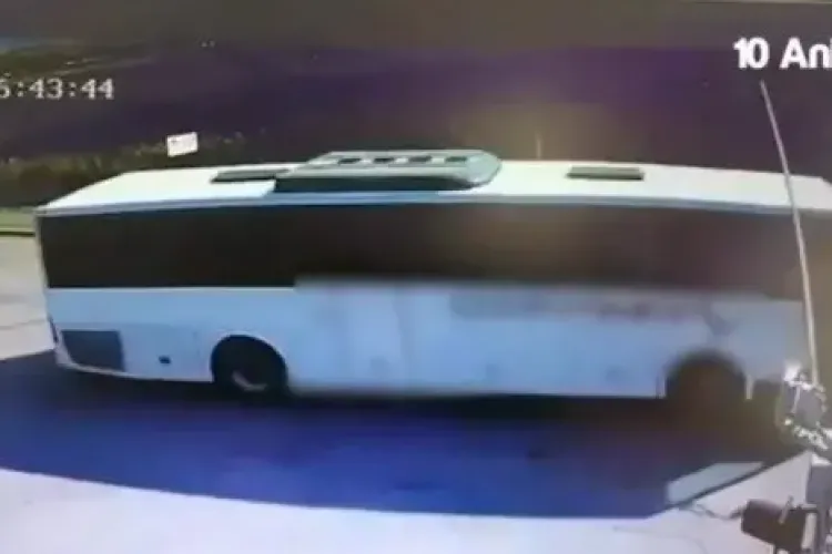 Cluj: Momentul halucinant în care şoferul unui autobuz plin cu muncitori forţează bariera de la calea ferată -VIDEO