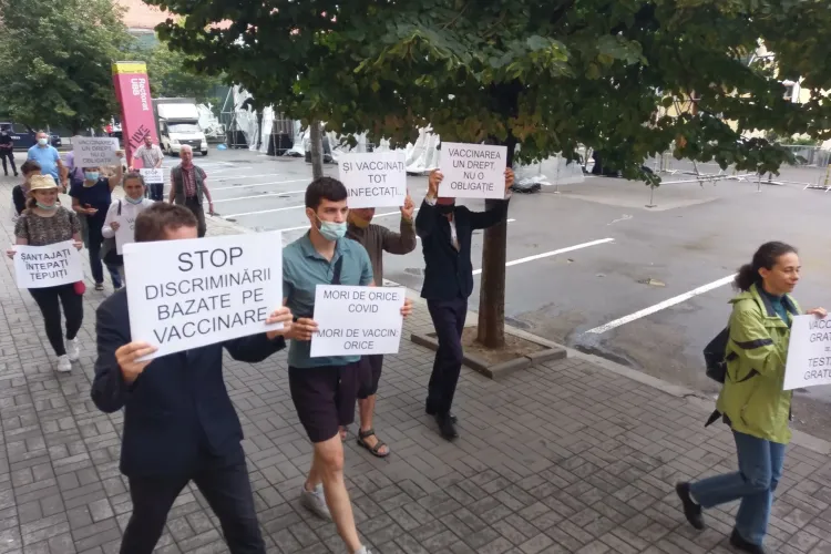 Protest la UBB Cluj împotriva vaccinării obligatorii - FOTO