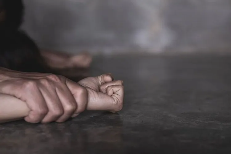 Tânără de 24 de ani răpită, sechestrată și violată. Unul dintre agresori are 15 ani