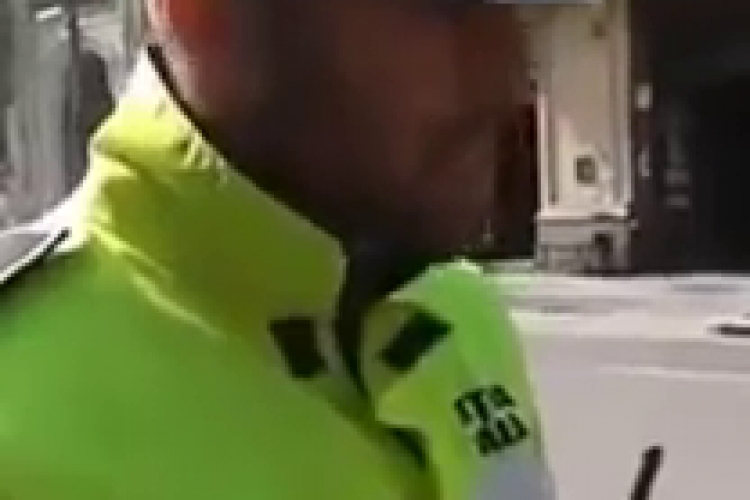 Cluj: Taximetrist în contre cu un polițist local, care refuza să treacă mențiunile în Procesul Verbal de amendă - VIDEO
