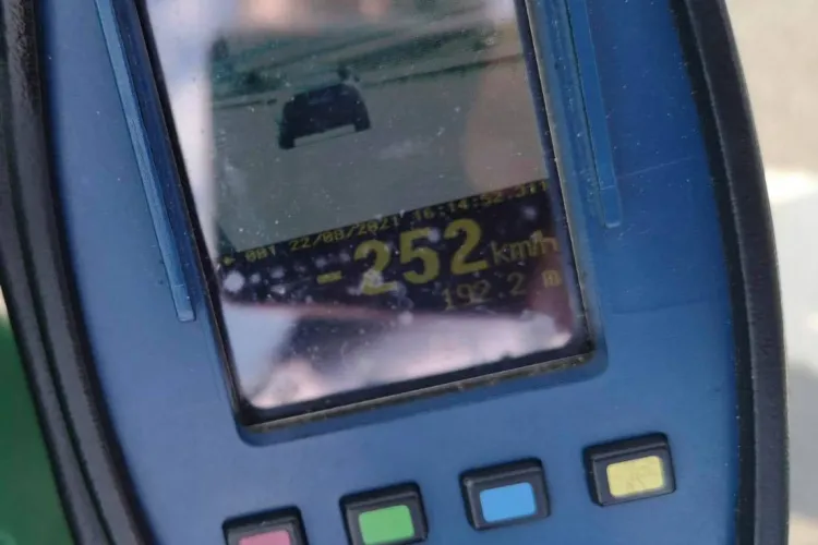 Șofer prins de radar la Cluj cu 300 de km/h. Ce a pățit - FOTO   