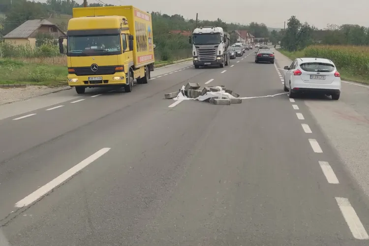 Pericol pe drumul Cluj-Napoca - Gherla. Nimeni nu s-a oprit să mute dalele - FOTO