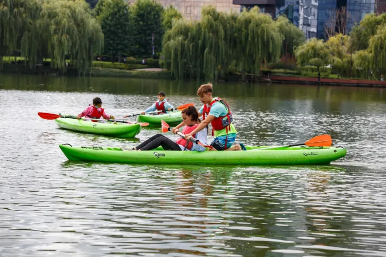 Zeci de copii la plimbare în caiac pe Lacul Gheorgheni  - FOTO