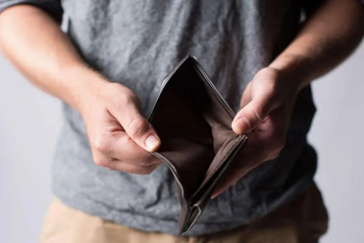  Românii se împrumută sau amână cheltuielile pentru a trăi de la o lună la alta. 40% dintre familii nu și-au plătit la timp facturile 