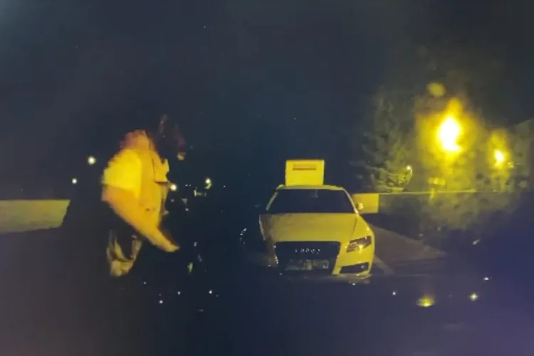 Un bărbat a vandalizat mai multe mașini din cartierul Mărăști în weekend - VIDEO