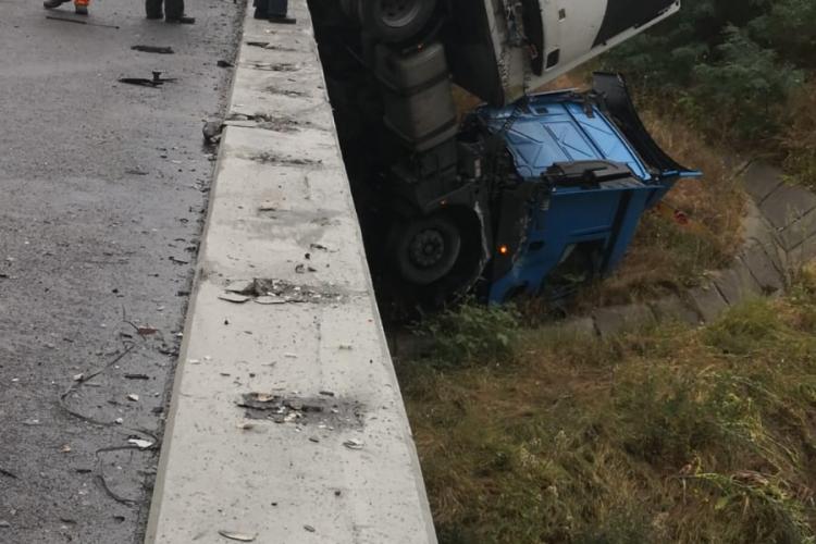 Un TIR a rămas cu cabina suspendată pe viaductul Cristian de pe autostrada Sebeș - Aiud - FOTO