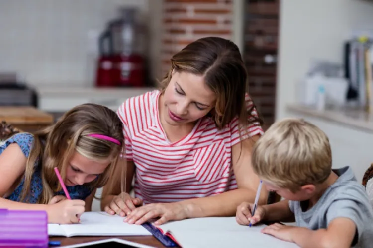 Părinții NU mai vor școală online. Majoritatea susțin că nu autoritățile ar trebui să decidă dacă elevii vor merge sau nu fizic la școală