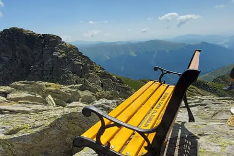 Banca cărată și montată la peste 2.500 metri altitudine, în Făgăraș, va fi demontată - FOTO