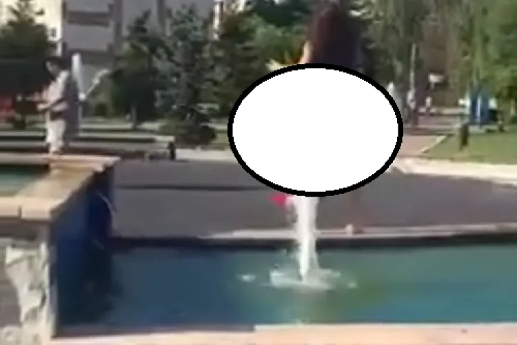 Spectacol inedit de striptease în centrul municipiului Turda. A făcut baie în fântănă, apoi a dansat aproape goală în fața tuturor - VIDEO