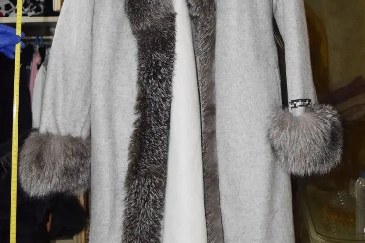 Trei clujence cercetate pentru furt calificat după ce au furat haine de blană, ochelari de soare și bijuterii - FOTO