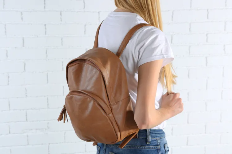 5 moduri in care poți purta un rucsac de damă, în funcție de model