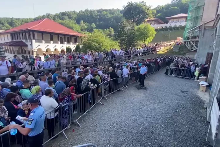 Coadă de mii de oameni, la Mănăstirea Nicula, pentru a se închina la Icoana făcătoare de minuni - VIDEO