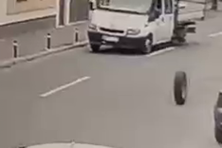 O mașină și-a pierdut roțile, în mers, în cartierul Gruia - VIDEO