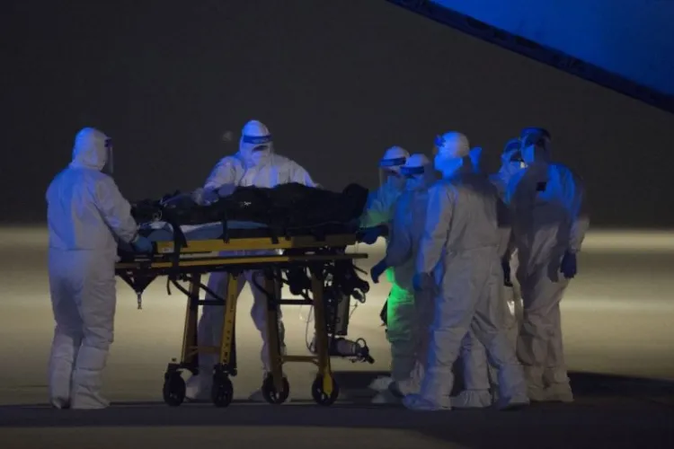 Un tânăr de 30 de ani, ars pe aproape tot corpul, găsit la marginea unui drum din Bistriţa. Oamenii i-au stins hainele şi au sunat la 112