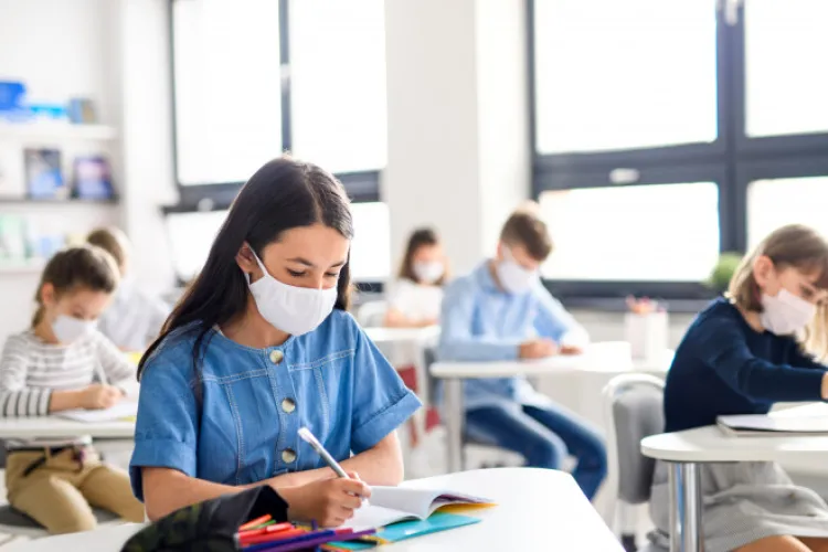 Elevii și studenții obligați să poarte la ore numai măști de uz medical