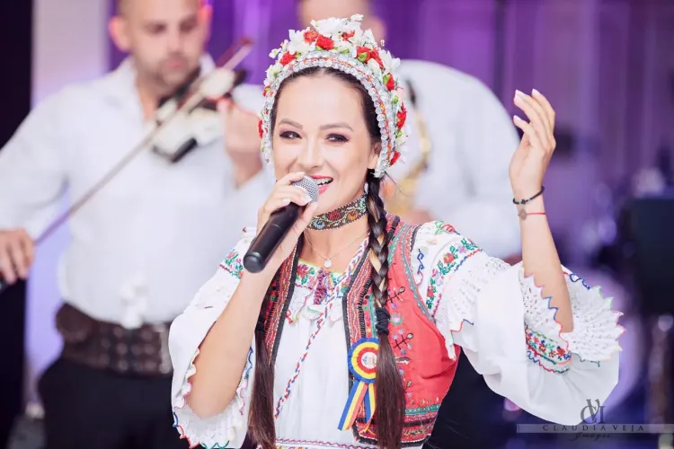 Câţi bani cere Vlăduța Lupău pentru a cânta la nuntă. Suma nu e deloc una mică