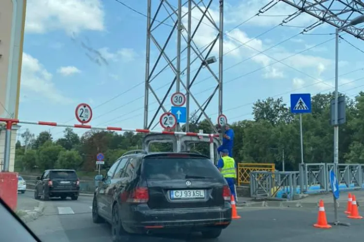 Bariera de pe strada Mamaia este montată din nou! Șoferii deja fac pariuri - FOTO