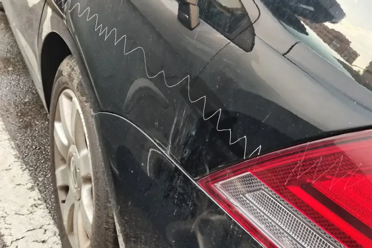 Altă mașină vandalizată la Cluj, în Grigorescu - FOTO