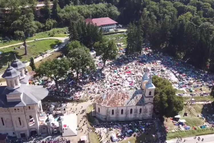 La Mănăstirea Nicula au mers credincioși ca în anii buni. Jandarmii raportează 30.000 de pelerini - VIDEO