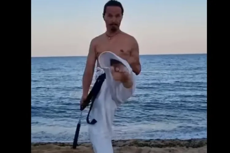 Judecătorul clujean Cristi Dănileț învârte nunchaku -ul ca Bruce Lee, într-o demonstrație pe plajă - VIDEO   