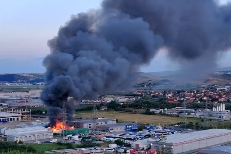 De la ce a pornit incendiul de pe Bulevardul Muncii joi seară? - FOTO