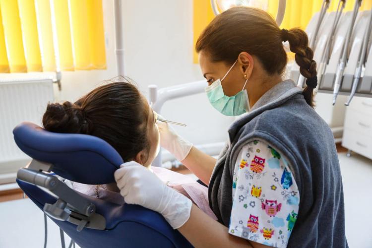 Clujenii cu venituri mici își pot repară dinții pe banii Primăriei Cluj-Napoca