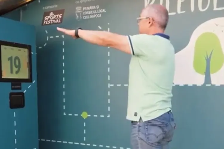 Boc face genuflexiuni pentru a primi un bilet de autobuz. Clujenii pot beneficia de bilete gratuite toată ziua  - VIDEO