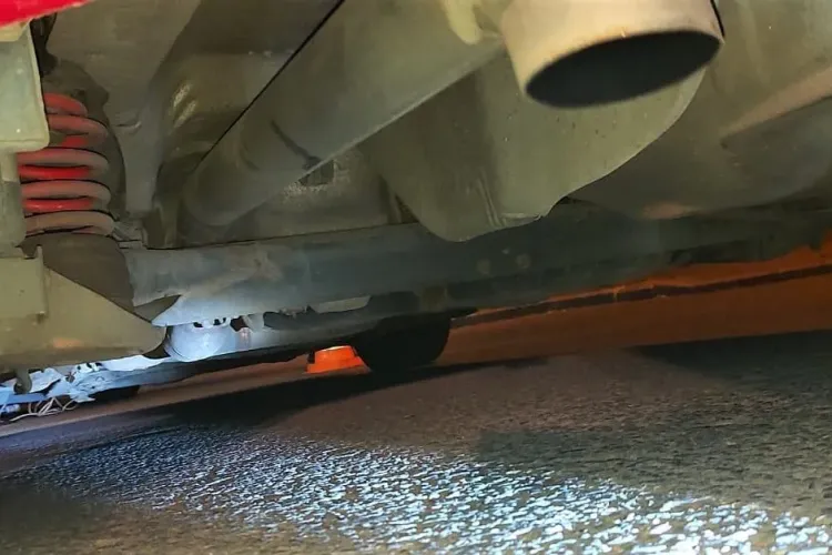 Cum își tunează românii săraci mașinile: Au pus burlane în loc de sistemul de eșapament - FOTO   