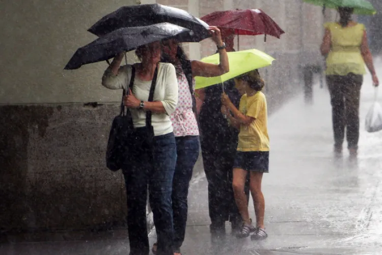 Cod portocaliu de ploi torențiale pentru 12 județe