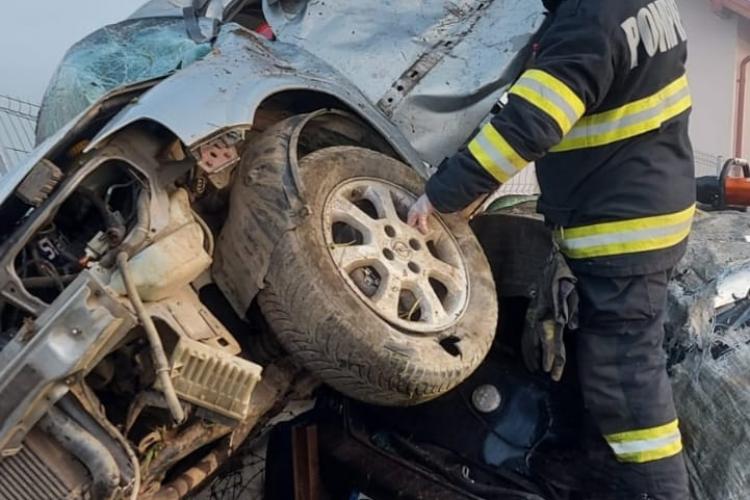 Un șofer a zburat cu mașina peste un gard în Căianu-Vamă, jud. Cluj, și s-a răsturnat peste alt autoturism - FOTO